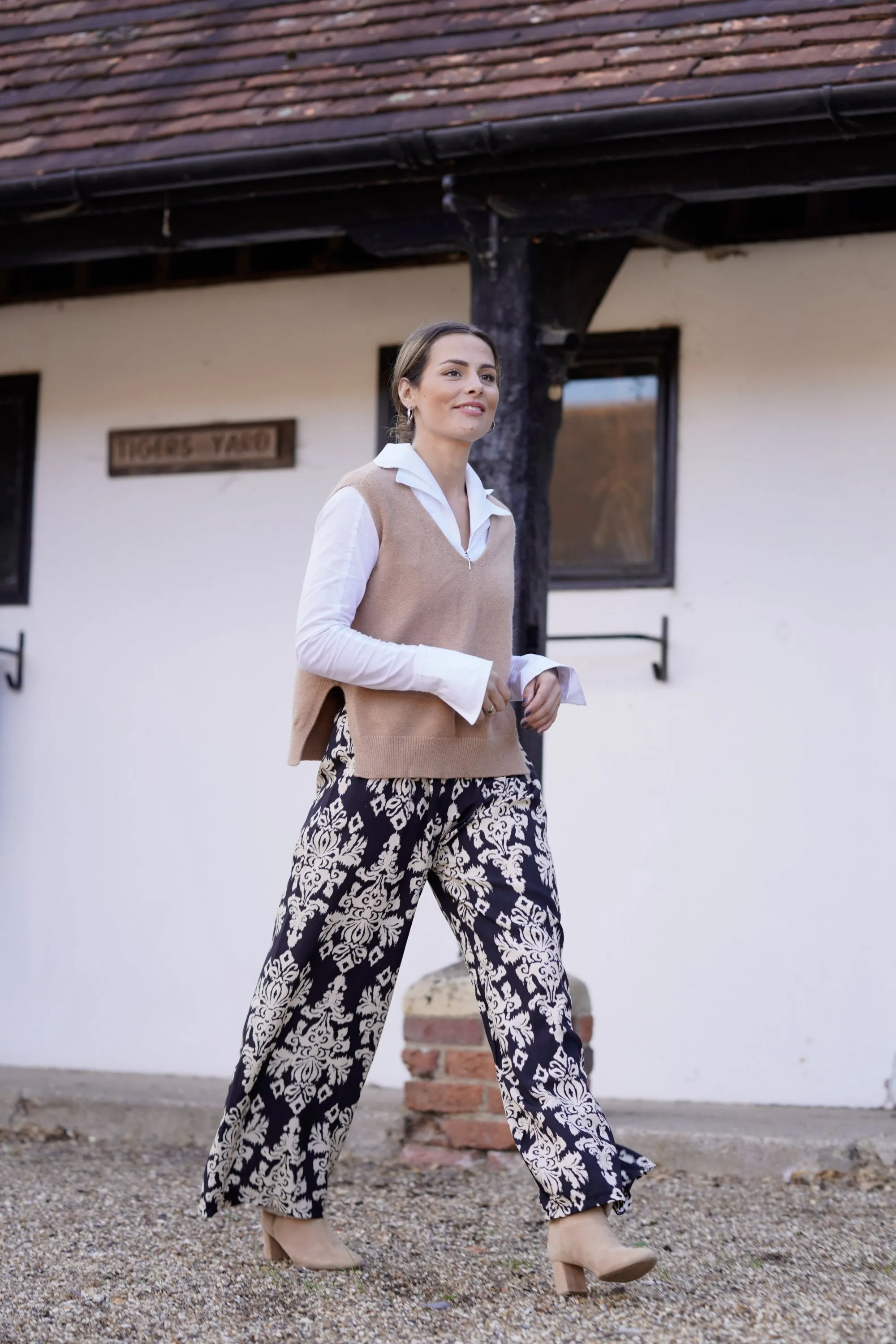 Elegant Damask Patterned Trousers