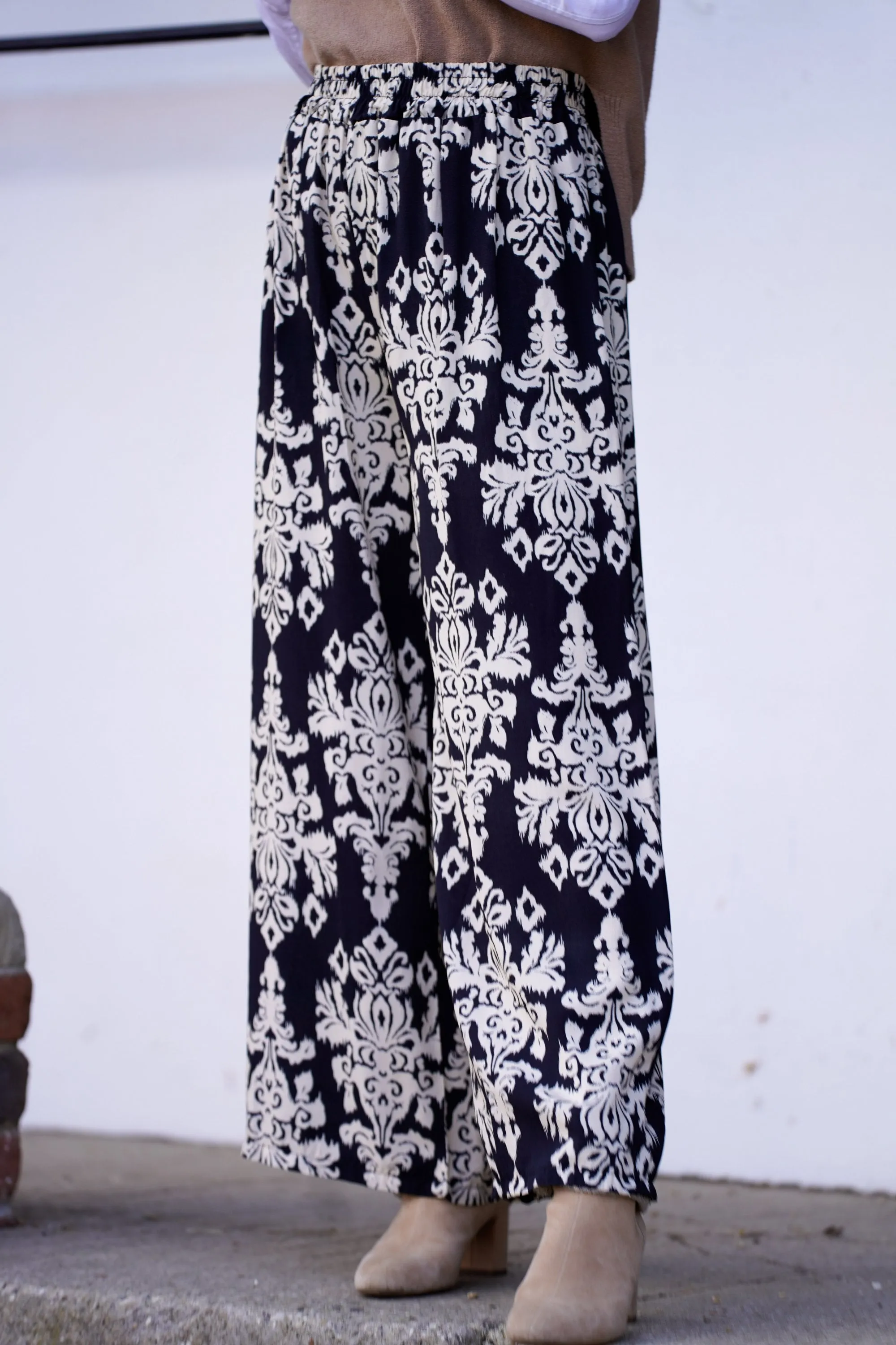 Elegant Damask Patterned Trousers