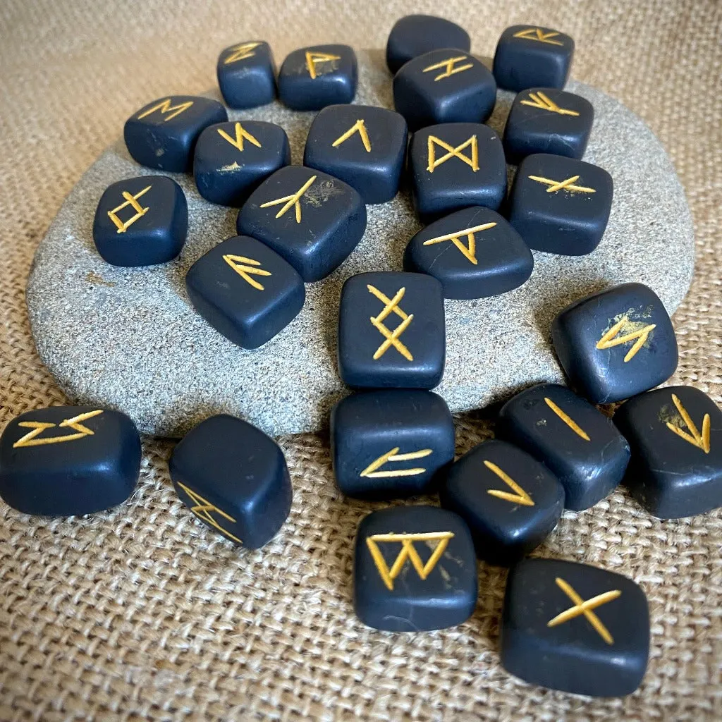 Rune Set in Linen Drawstring Bag