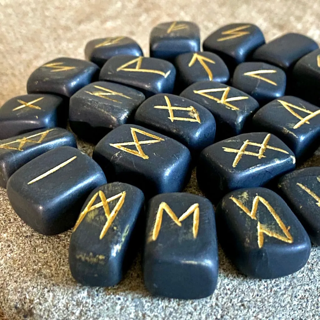 Rune Set in Linen Drawstring Bag